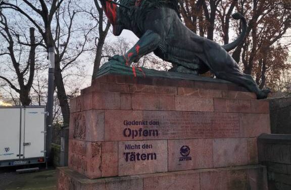 Rote Farbe auf Nazidenkmal in Darmstadt