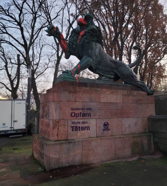 Rote Farbe auf Nazidenkmal in Darmstadt