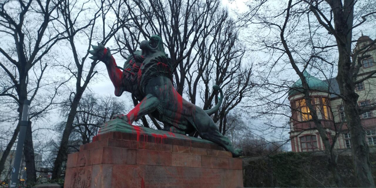 [Darmstadt] Noch immer klebt Blut am Leibgardistendenkmal