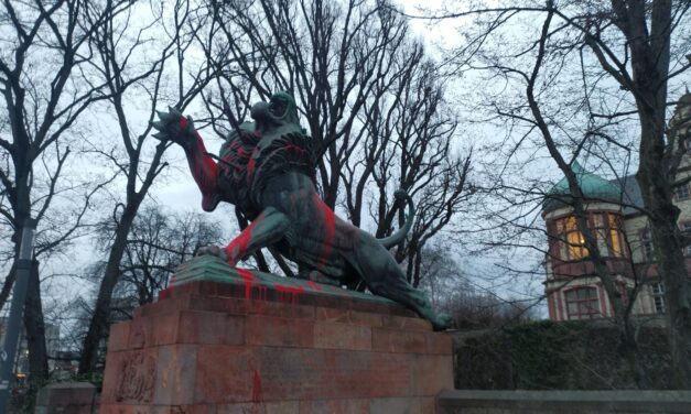 [Darmstadt] Noch immer klebt Blut am Leibgardistendenkmal