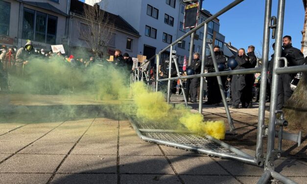 Scheiben an Hugenottenhalle beschädigt: Polizei ermittelt wegen möglichem politischen Motiv