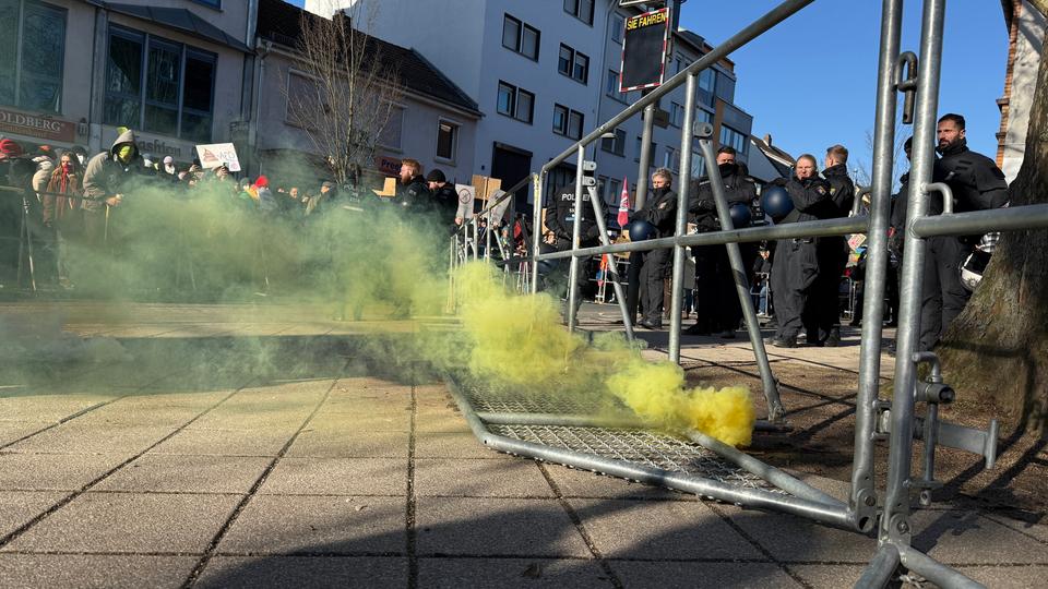 Scheiben an Hugenottenhalle beschädigt: Polizei ermittelt wegen möglichem politischen Motiv